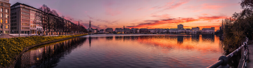 Hamburg Alster Panorama mit wunderschönem Sonnenuntergang