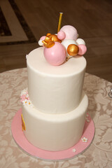 Obraz na płótnie Canvas wedding cake decorated with globes