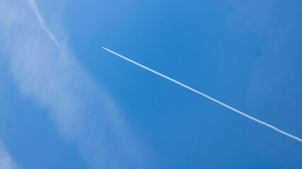 Avion traversant le ciel hesbignon