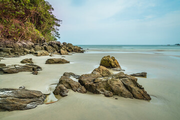 Praia do litoral Norte de São Paulo. Rochas, Mata Atlântica e Mar. 