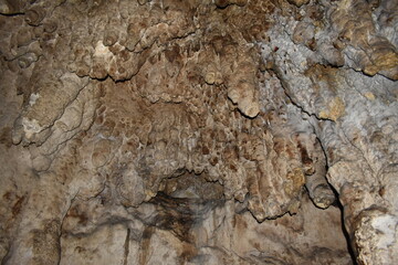 Escalinatas formadas por agua en cueva prehistórica