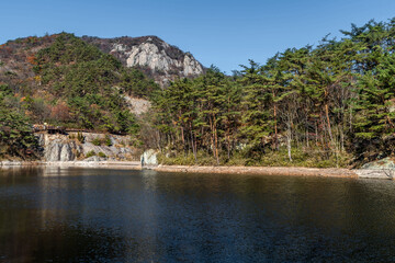 Fototapeta na wymiar Autumn landscape of mountain lake under clear blue sky.