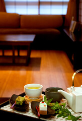 テーブルに置かれた和菓子や急須