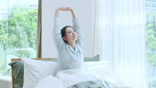 起床する女性
