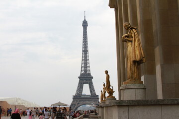 Fototapeta na wymiar Eiffel Tower perspective from golden statues, Paris