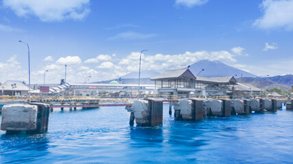Obraz premium Beautiful Ketapang harbor with misty mountain