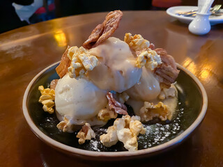Vanilla and caramel ice cream, caramelized banana, toasted almonds, toffee sauce, whipped cream