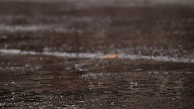 猛烈な強い雨　豪雨　道路に降りつける　水しぶき