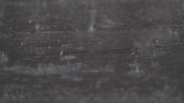 猛烈な強い雨　豪雨　道路に降りつける　水しぶき