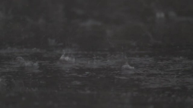 猛烈な強い雨　豪雨　道路に降りつける　水しぶき