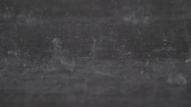 猛烈な強い雨　豪雨　道路に降りつける　水しぶき