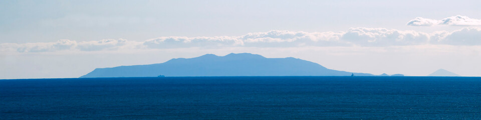 水平線に横たわる初島の島影／江ノ島から