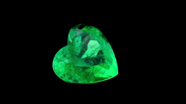 colombian emerald crystals and gemstone heart cut for jewelry 
