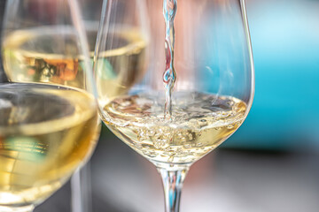 close up makro sparkling wine filled in glass in restaurant or wedding party dinner setting