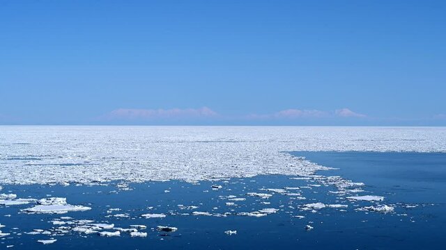 流氷に覆われたオホーツク海と知床連山
