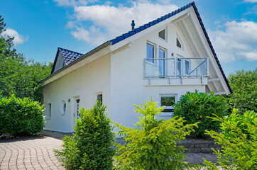 weisses Einfamilienhaus mit Balkon