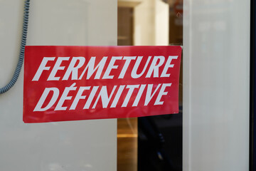 store panel information on closed boutique windows in french fermeture definitive means final closure