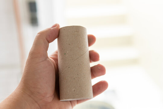 Leeres Toilettenpapier in der Hand
