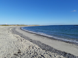 Strand mit blauem Himmel auf Düne bei Helgoland 2
