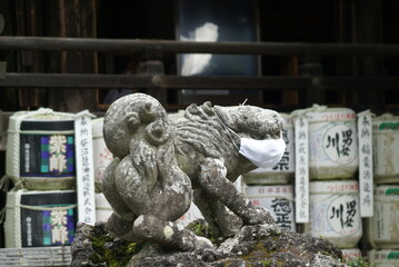 筑波山神社とマスクをした狛犬と酒樽