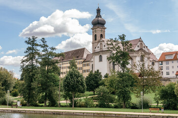Fototapeta premium Die Grundschule im Alten Konvikt und die Konviktkirche oder auch Herz-Jesu-Kirche in Ehingen an der Donau, Alb-Donau-Kreis, Baden-Württemberg, Deutschland