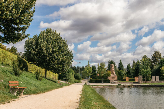 Der Groggensee liegt im Stadtgarten in Ehingen an der Donau, Alb-Donau-Kreis, Baden-W&uuml;rttemberg, Deutschland