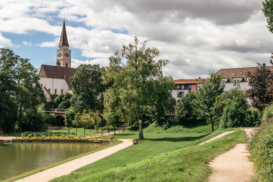 Der Stadtgarten und ein Teil des Groggensees in Ehingen an der Donau, Alb-Donau-Kreis, Baden-W&uuml;rttemberg, Deutschland