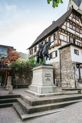 Statue Wilhelm I. und das evangelisch Pfarrhaus in Geislingen an der Steige, Schwäbische Alb, Baden-Württemberg, Deutschland