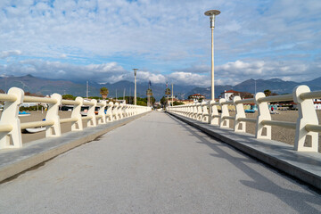 Pandemia da Coronavirus, la Toscana è zona rossa: la spiaggia ed il Pontile di Forte dei Marmi sono deserti
