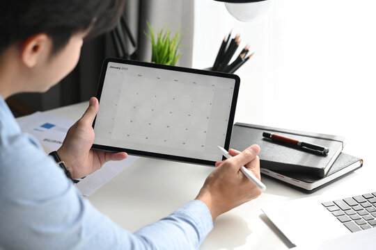 Cropped shot of a businessman is looking at calendar with daily agenda on tablet Computer.