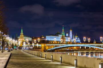 Obraz premium Night view on Moscow River embankment with christmas illumination