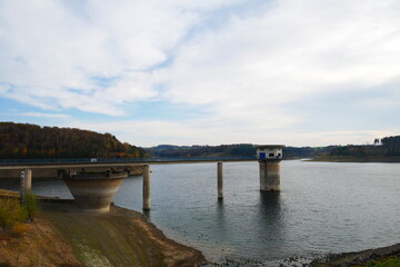 Obraz premium empty reservoir in autumn with bridge and tower