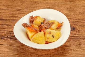 Roasted potato and beef with sauce