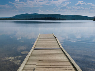 Naklejka premium Wooden dock on a beautiful calm Yukon lake Canada