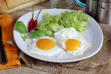 assiette d'oeufs au plat et salade verte