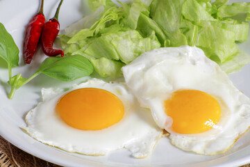 assiette d'oeufs au plat et salade verte
