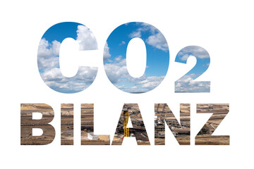 CO2 Bilanz als Schriftzug mit Tagebau Förderung für die Stromerzeugung