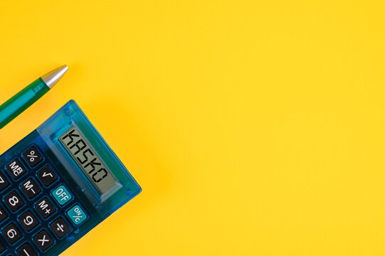 Schreibtisch mit einem Taschenrechner auf dem KASKO steht