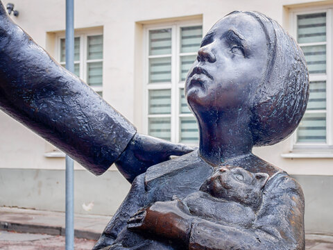 VILNIUS, LITHUANIA-NOVEMBER 24, 2017: Monument to Tsemakh Shabad (by Romualdas Kvintas) - Jewish doctor and prototype of Doctor Aybolit, a good doctor from a poem for children by Korney Chukovsky. 