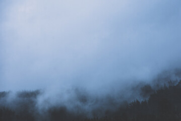 Niebla y nubes misteriosas