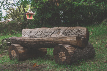 Banco artesanal y antiguo de madera
