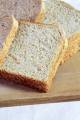 tranches de pain de mie complet sur une planche à découper