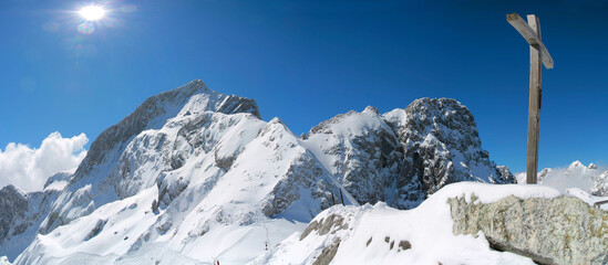 Zugspitzmassiv und Alpspitz, Gebirgsstock im Winter, Garmisch-Partenkirchen, Bayern, Deutschland, Europa, Panorama