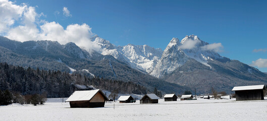 Zugspitze Bergmassiv im Winter, Garmisch-Partenkirchen, Bayern, Deutschland, Panorama