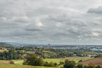 Fototapeta na wymiar Bild einer Panorama Stadtansicht der Stadt Regensburg in Bayern und der Landschaft mit Felder und Wiesen, Deutschland