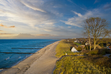Aussicht über den Strand von Ahrenshoop im Herbst zum Sonnenuntergang