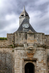 Blaye. Porte Dauphine de la citadelle sous ciel couvert, Gironde, France	