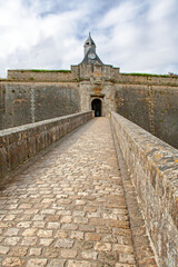 Fototapeta na wymiar Blaye. Porte Dauphine de la citadelle sous ciel couvert, Gironde, France 