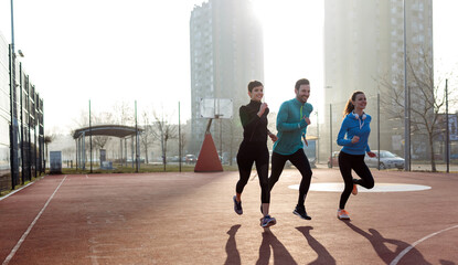 Obraz premium Group of sports friends people are training outdoors