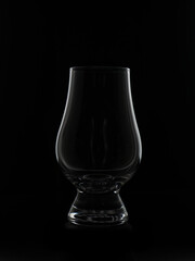 Silhouette eines Whiskyglases vor schwarzem Hintergrund